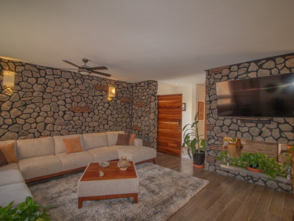 1948 House for Sale in Residencial Luna, San Miguel de Allende