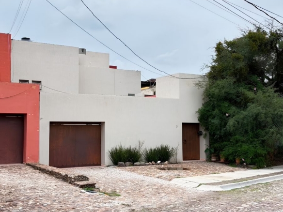 R – 1935 House for Rent in Mexiquito